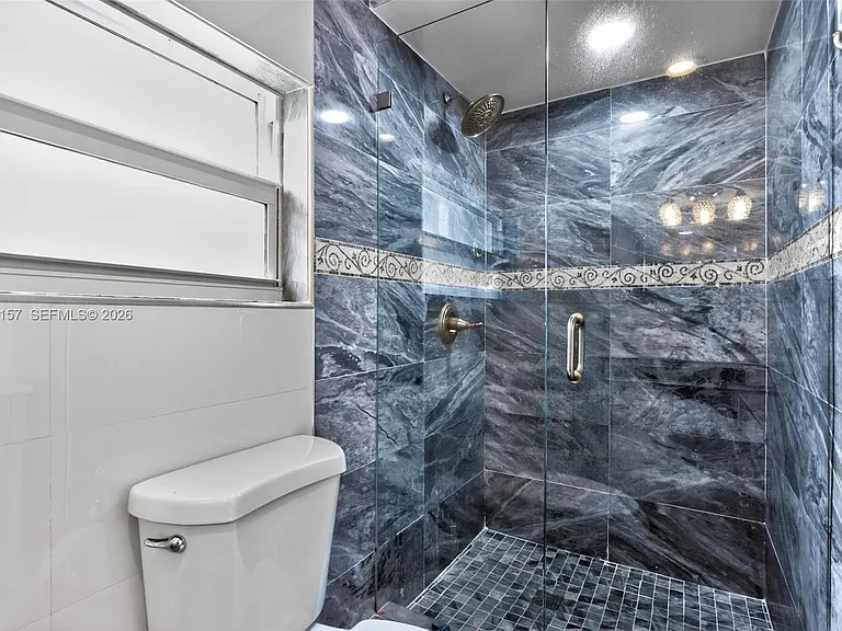 268 SE 8th Ave — Photo 8