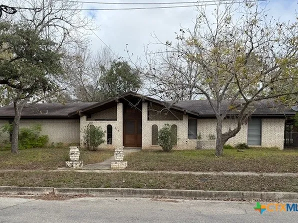 215 Price St, Yoakum, TX 77995
