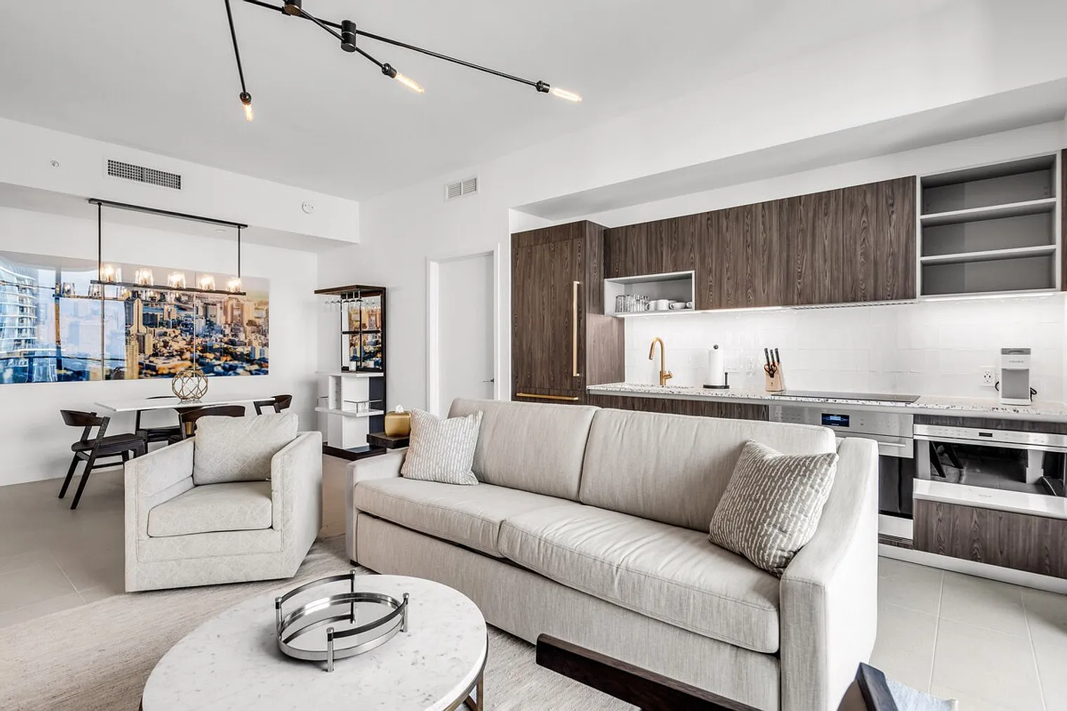2 bed, 2.0 bath, 1076 sqft, $8,245 — Photo 3