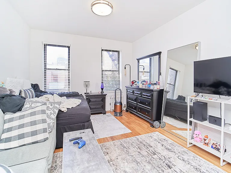 236 E 33rd St #4D — Photo 1