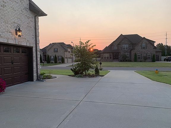 Spacious driveway 