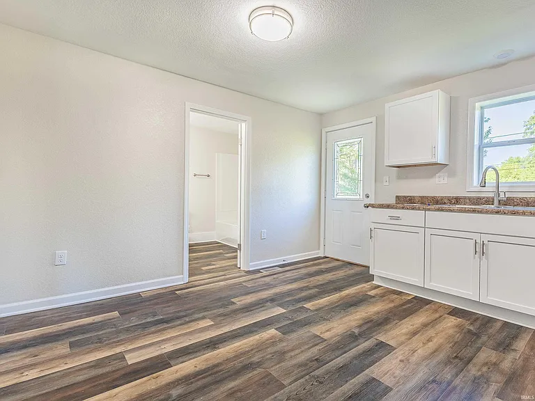 2120 Nelson St — Photo 4