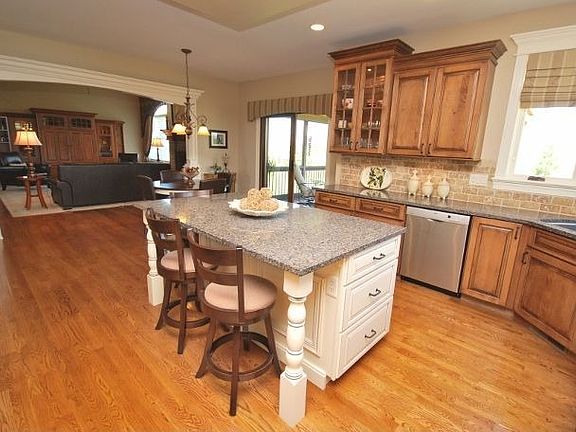 4th image of 37W300 Mission Hills Dr
