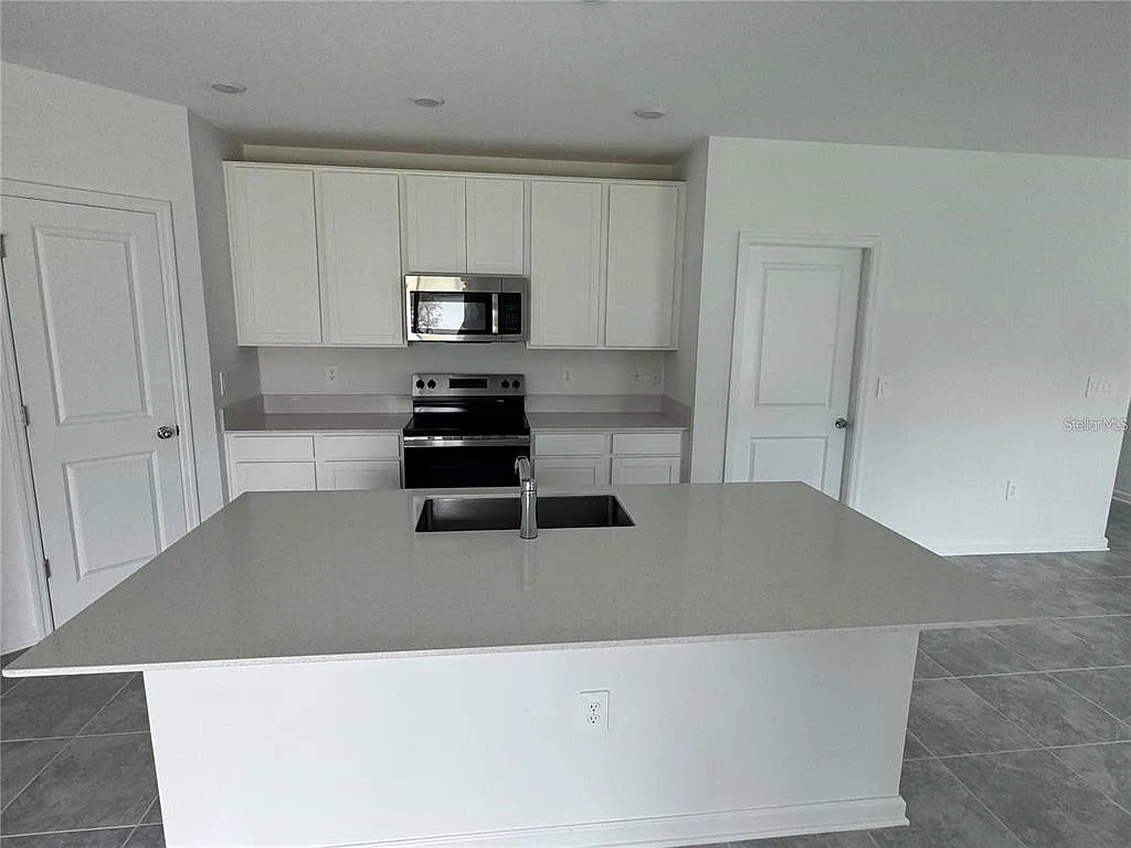 4 bed, 2.5 bath, 1932 sqft, $2,250 — Photo 3