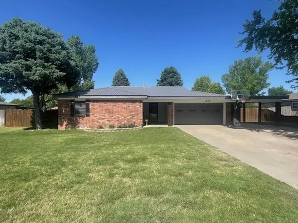 1608 Apache Dr, Dalhart, TX 79022