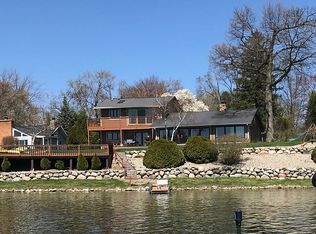 8521 Cooley Beach Dr, White Lake, MI 48386