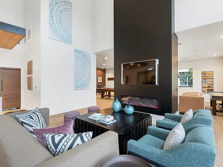 Vernola Marketplace Luxury Apartments — Photo 17