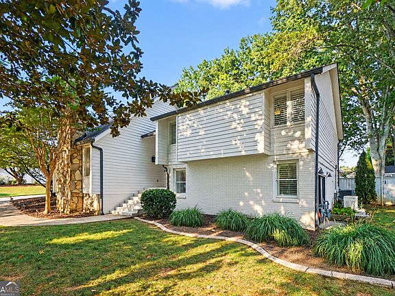 3rd image of 290 Saddle Lake Dr