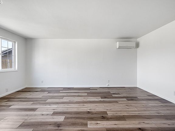 4th image of 422 S 49th Pl