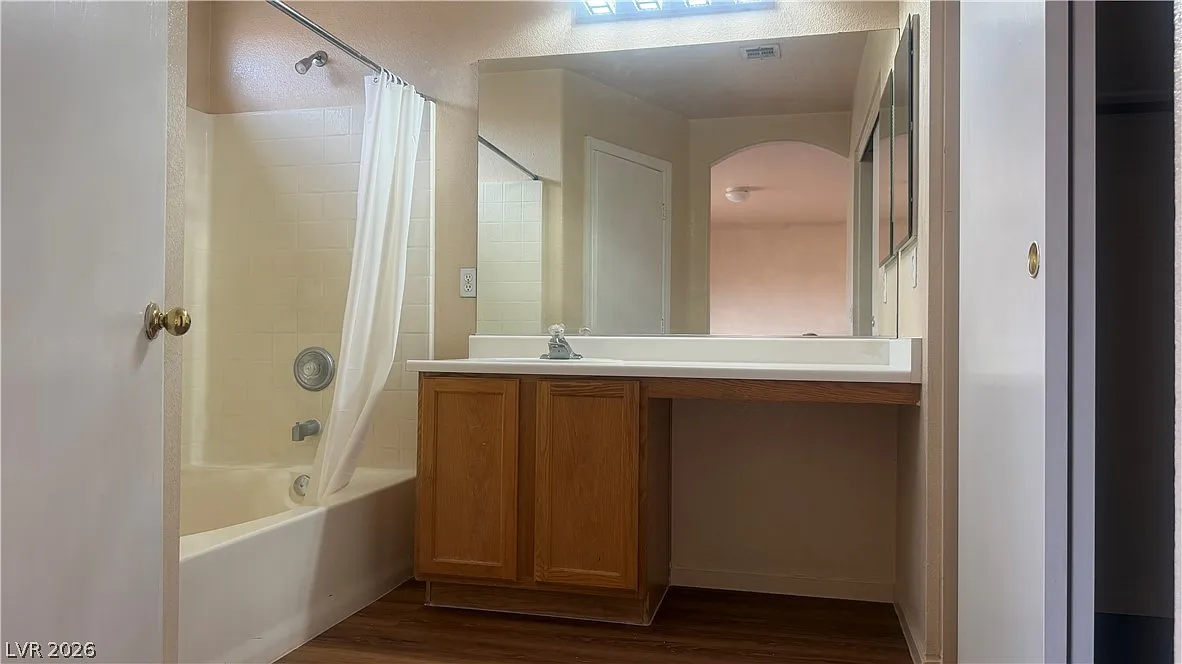 5 bed, 3.0 bath, 1818 sqft, $2,000 — Photo 3