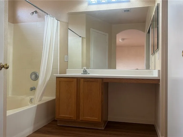 4687 Englewood Ave — Photo 3