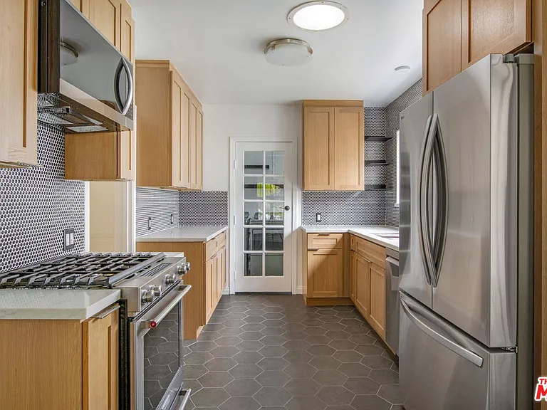 4126 S Bronson Ave — Photo 7