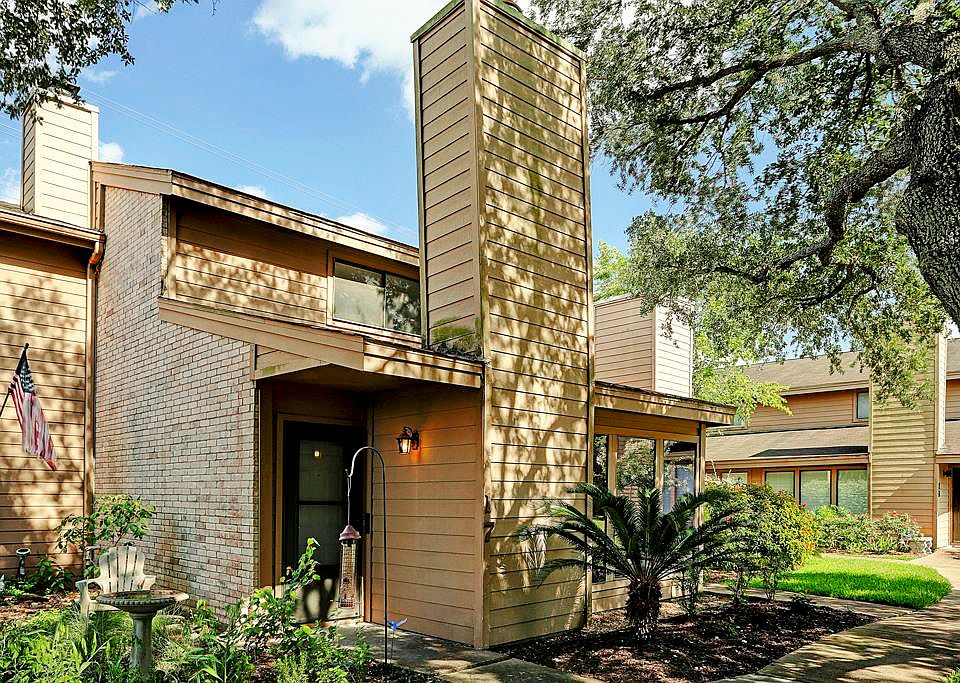 1st image of 10811 Greenwillow Dr #17