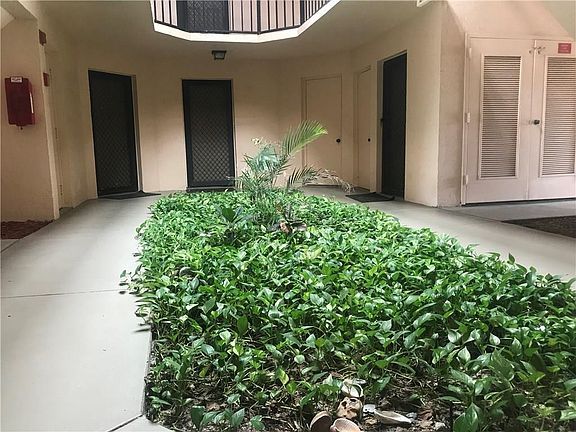 3rd image of 2055 NE Collins Cir APT 6-20