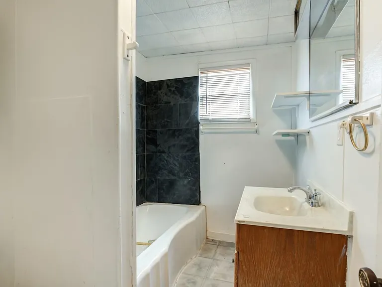 807 W 5th St — Photo 13