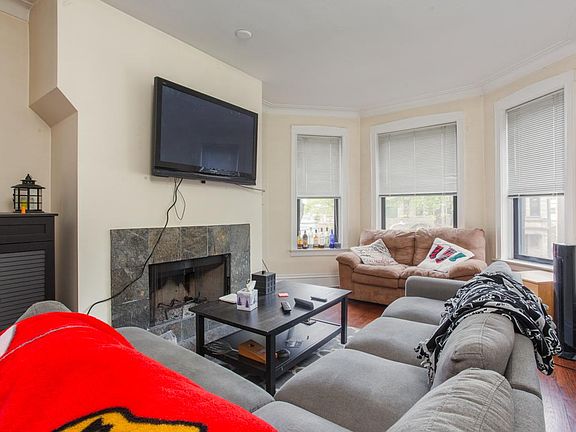 3rd image of 1341 W Newport Ave