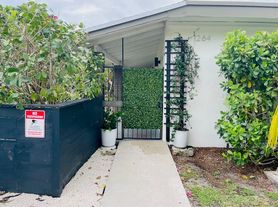 1264 NE 111th St, Miami, FL