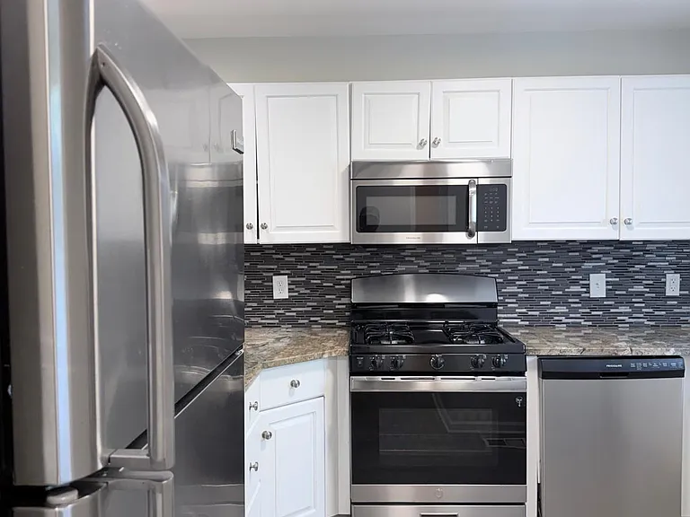 3409 Whitney Ave #6 — Photo 3