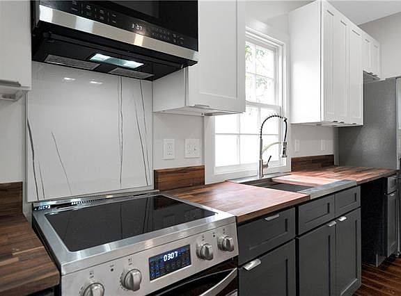 3rd image of 216 Eliza St