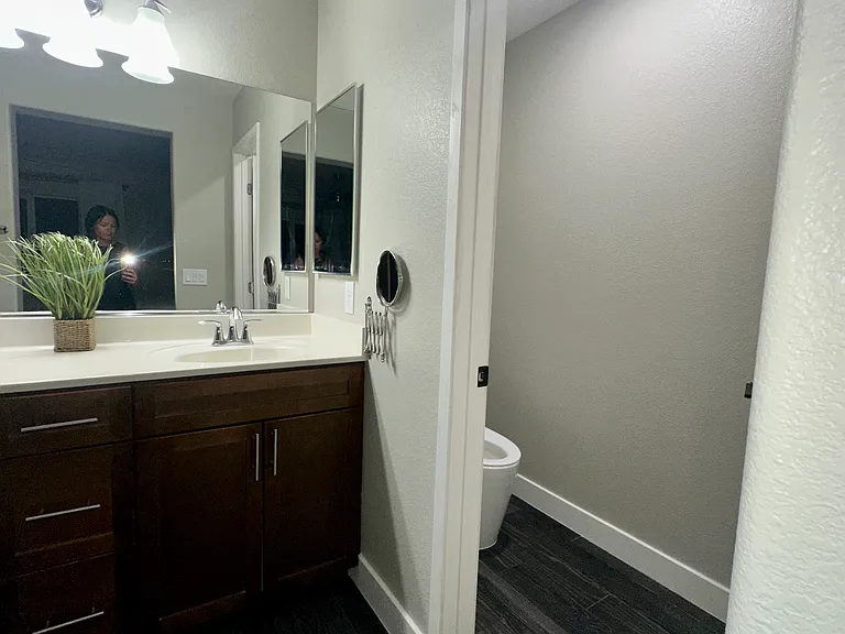 En-Suite Bath Featuring Private Toilet
