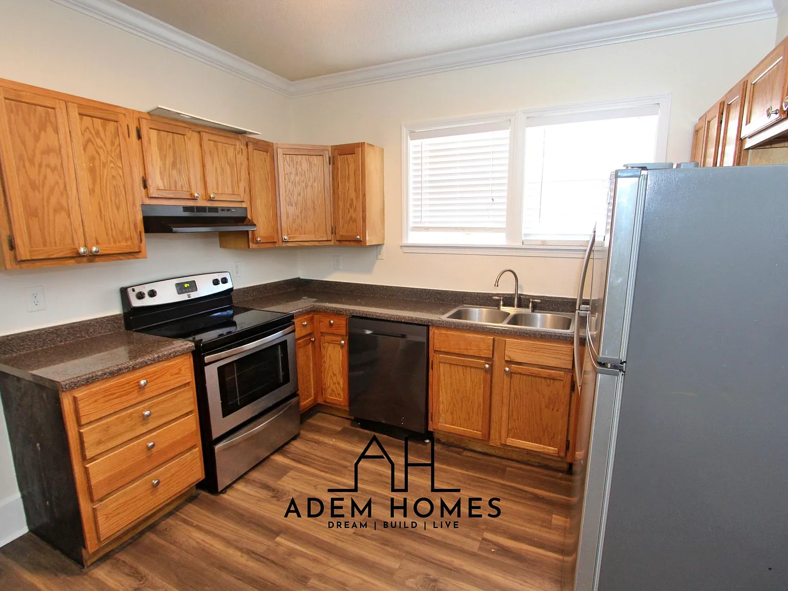 3 bed, 1.5 bath, 1202 sqft, $1,375 — Photo 3