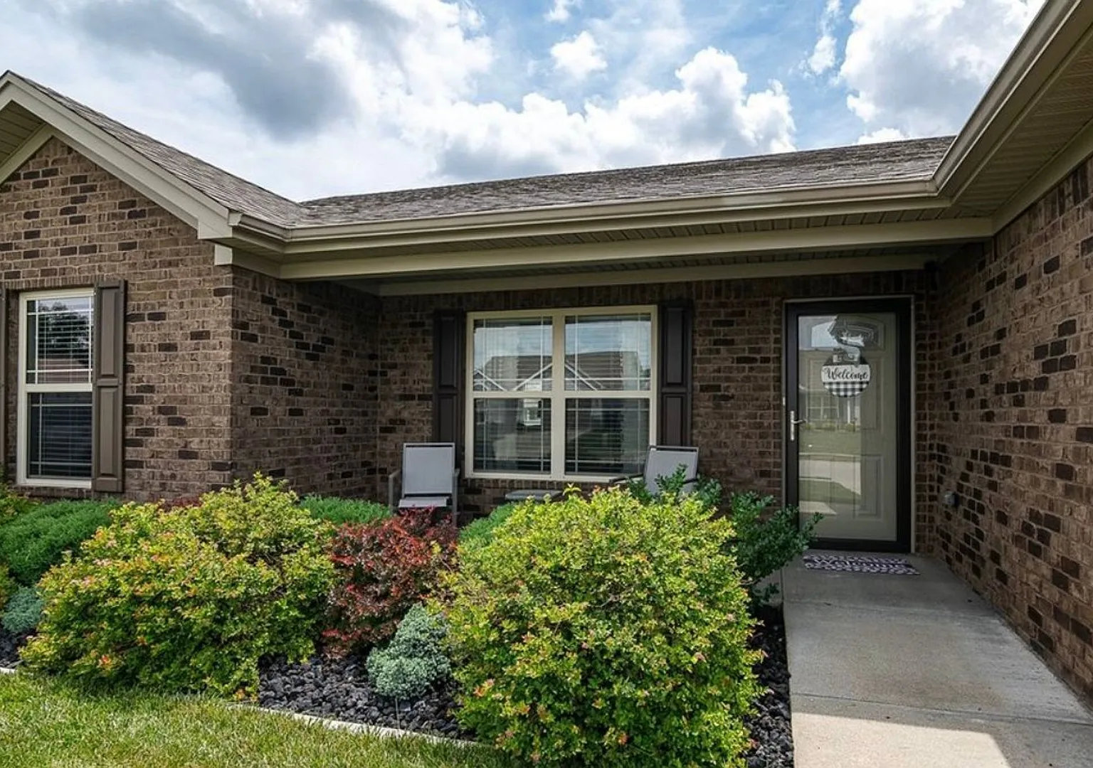 3BR/2BA Home with Two Car Garage, Fenced Back Yard For Rent in Jeffersonville! — Photo 2