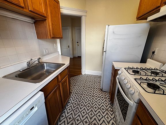 2nd image of 37R Wendell St #24