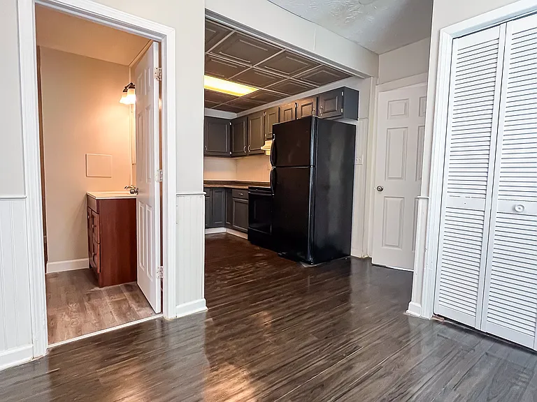 1722 Ekin Ave — Photo 6