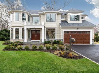 154 Crescent Ln, East Hills, NY 11577