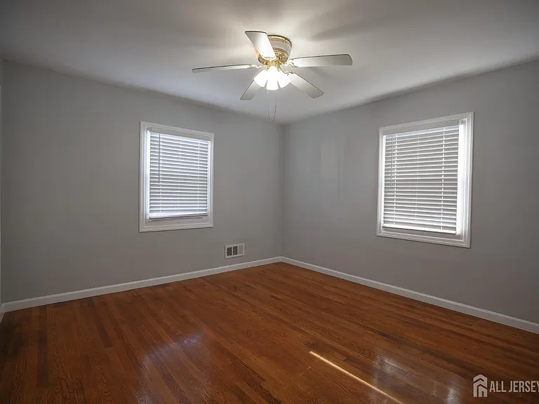545 Olive Pl — Photo 9