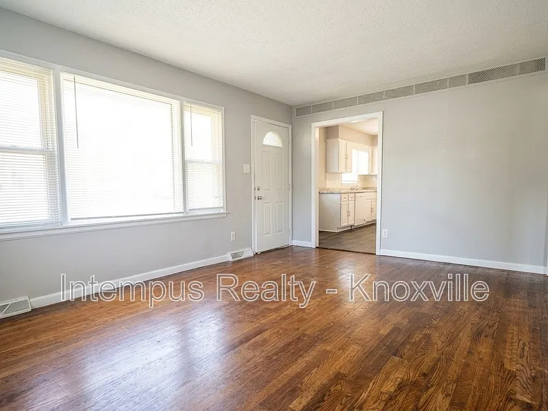 3 bed, 1.5 bath, 1296 sqft, $1,700 — Photo 3