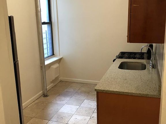 4th image of 3172 31st St APT 2F
