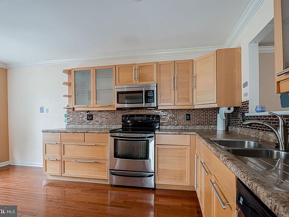 3rd image of 21 Monferrato Ct