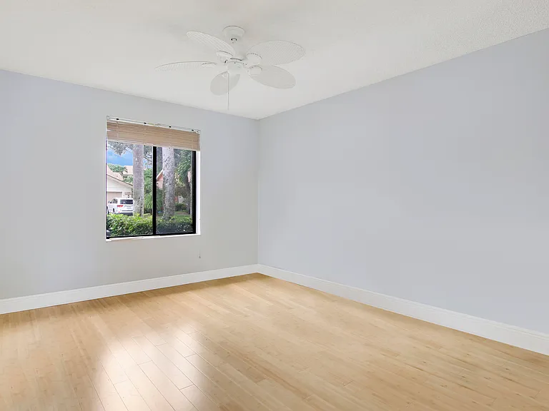 111 Seashore Dr — Photo 16