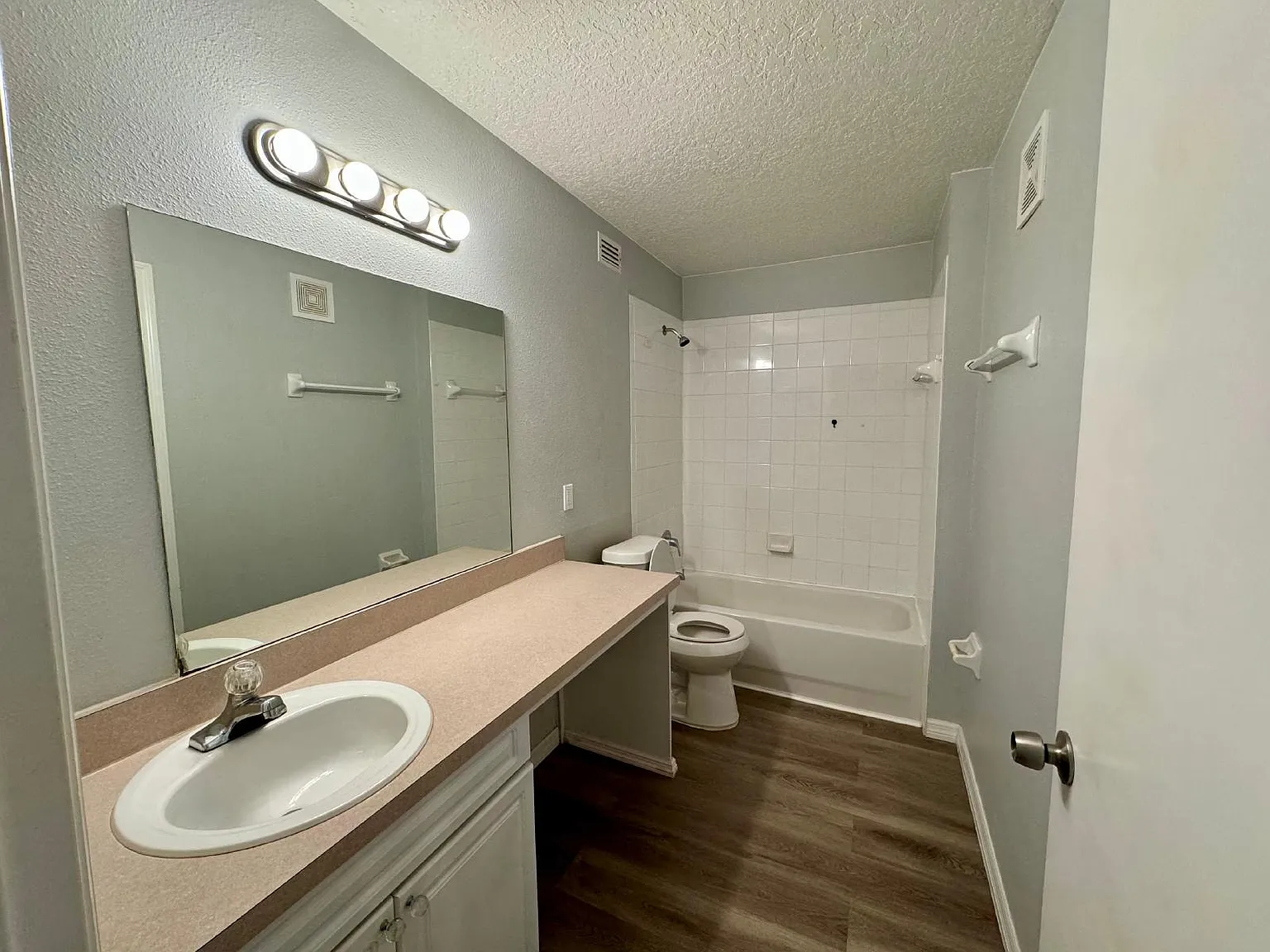 1 bed, 1.0 bath, $1,100 — Photo 4