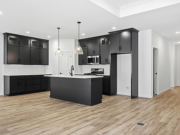 3rd image of 1215 Olympiada Knl