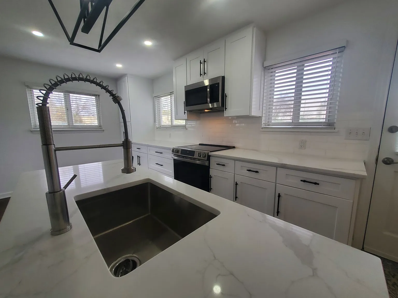 3 bed, 1.5 bath, 1000 sqft, $3,300 — Photo 3