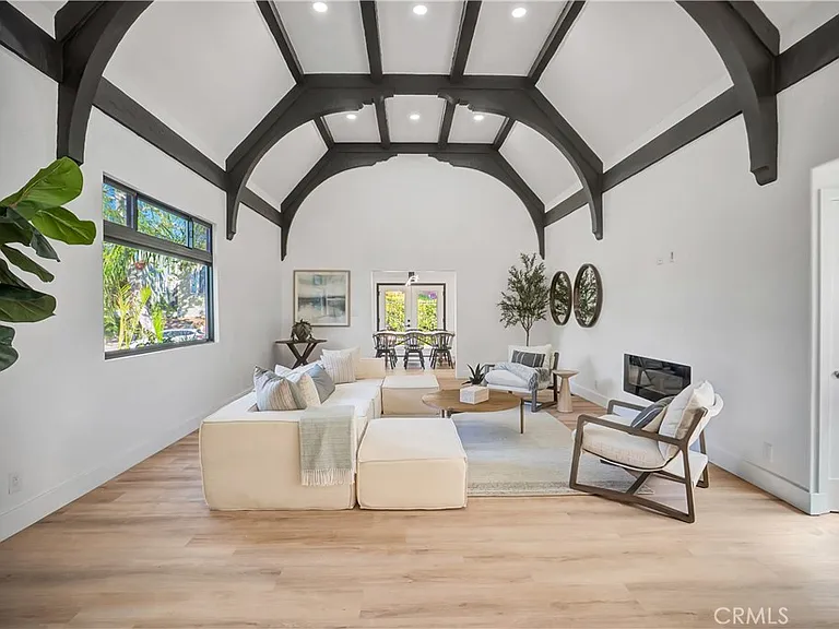 1145 S Longwood Ave — Photo 33