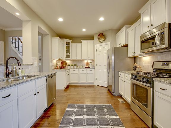3rd image of 142 Beautiful Valley Dr