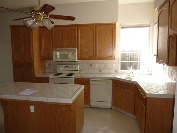 4th image of 916 South Willow Ave