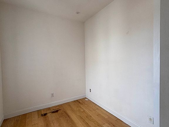 4th image of 2325 Foster Ave #E2