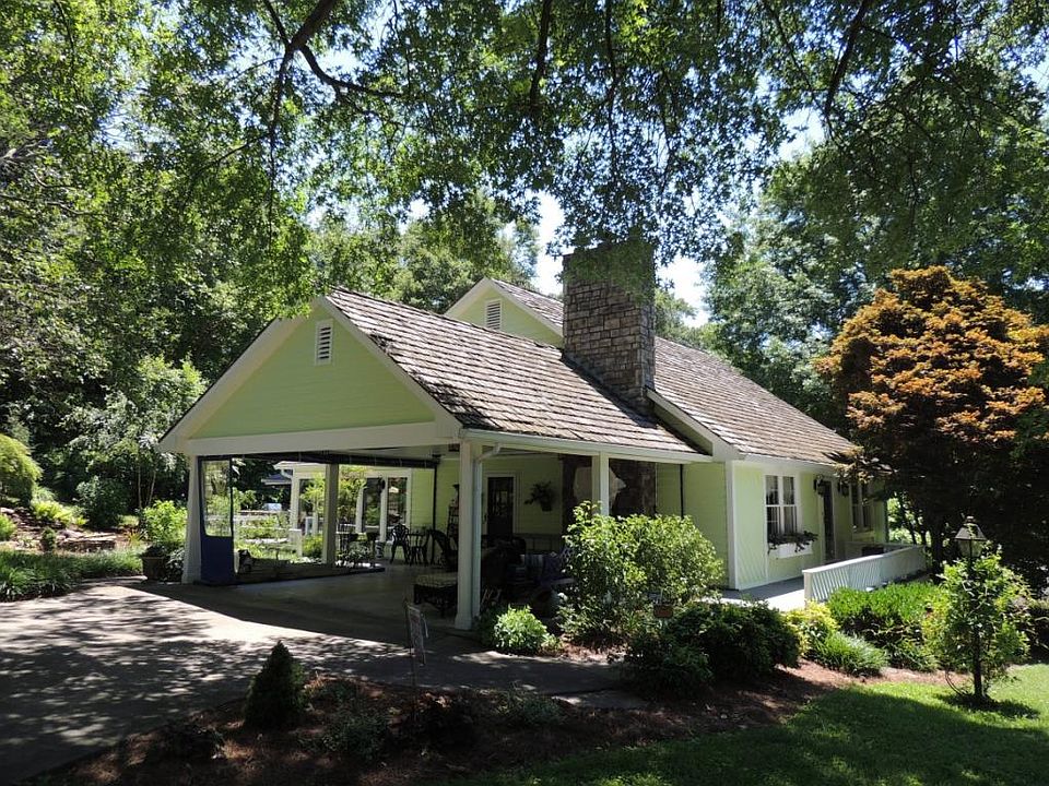 1st image of 703 W Hills Dr