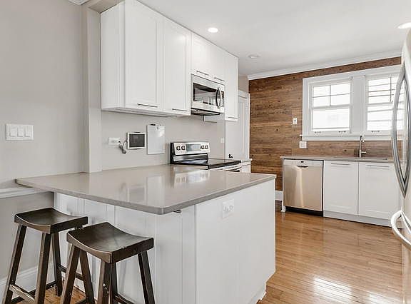 3rd image of 429 Taylor Ave