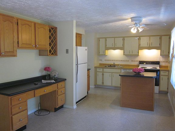 Full Kitchen w/Large Pantry, all Appliances