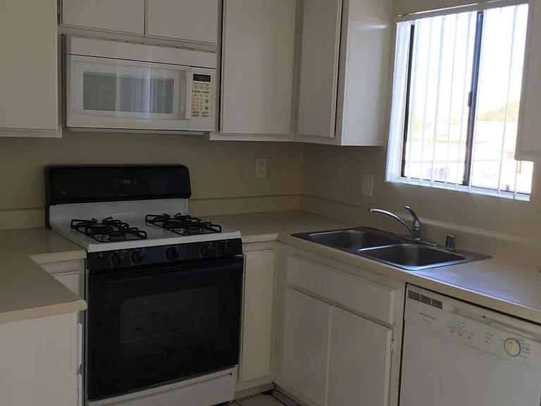 Apt Street 118 — Photo 10