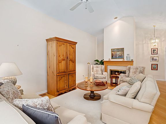4th image of 43 Royal Ln