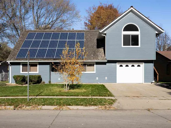 2878 Sterling Dr, Iowa City, IA 52240