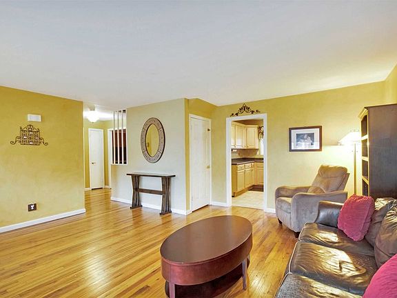 4th image of 36 Simmons Dr