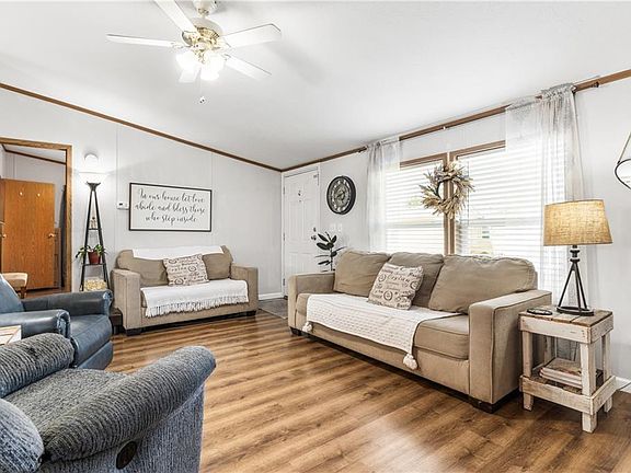 5th image of 931 NE White Oaks Ln