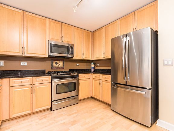 3rd image of 845 N Kingsbury St Unit 612